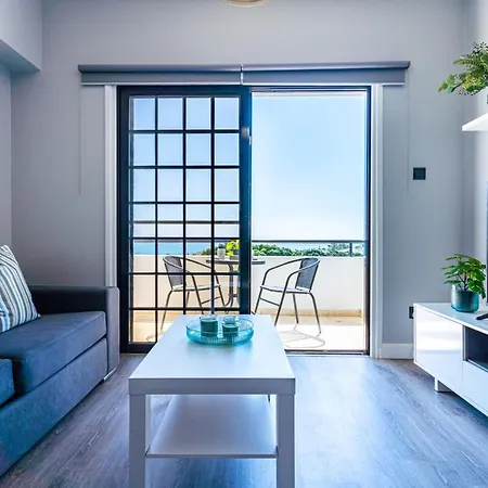 Peale's 2-bedroom In Mackenzie شقة